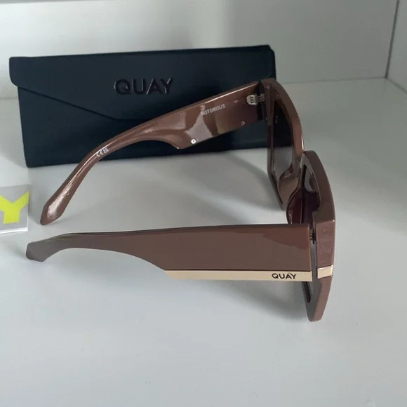 NEW Quay Brown Sunglasses with Gold Accents display picture 1